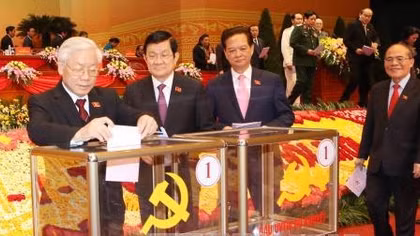 Các đại biểu bỏ phiếu bầu Ban Chấp hành Trung ương khóa XII