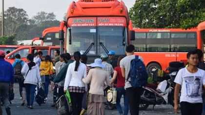 Bến kín người, hành khách chờ dài ngóng xe lên Thành phố