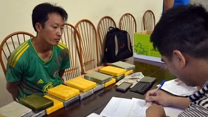 Bắt đối tượng vận chuyển 16 bánh heroin ở Điện Biên