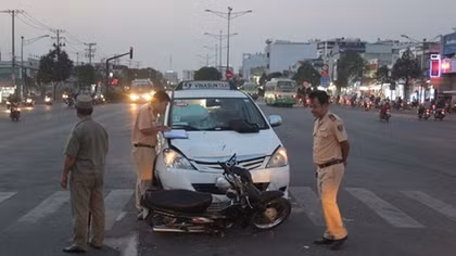 Chạy xe ngược chiều, nam thanh niên bị taxi hất lên nắp capo