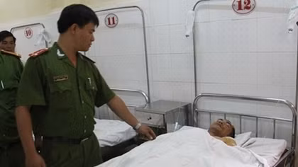 Quậy phá, dí roi điện rồi đâm trọng thương một Cảnh sát