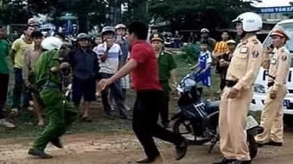 Vác dao đi đòi xe vi phạm rồi chém Cảnh sát trọng thương