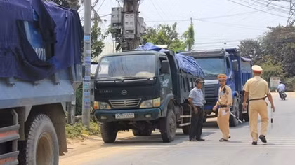 CSGT vừa rút, xe ben quá tải lại hoành hành