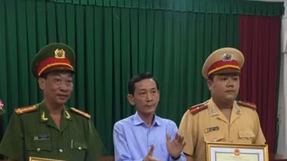 Tặng bằng khen đột xuất cho 2 tập thể, 10 cá nhân Công an TP Cần Thơ
