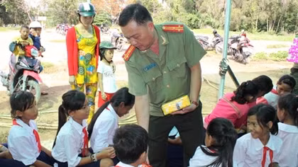 Công an TP Cần Thơ tặng quà cho học sinh Cờ Đỏ