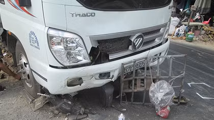Xe tải hất tung nam thanh niên, nghiền nát xe máy
