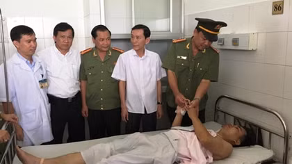 Gây rối rồi chém trọng thương cán bộ Công an phường