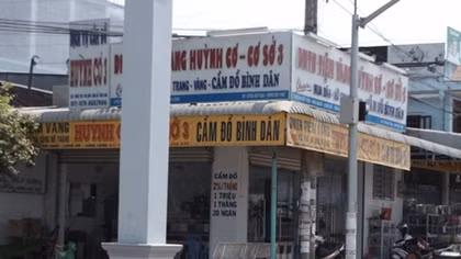 Chủ tiệm vàng báo bị đánh tráo hơn 6 nghìn USD
