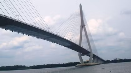 Cảnh sát dùng ca nô cứu nam thanh niên nhảy cầu Cần Thơ tự vẫn