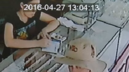 Chủ tiệm vàng té ngửa khi bị đối tượng đánh tráo cả ngàn USD ngay trước camera an ninh