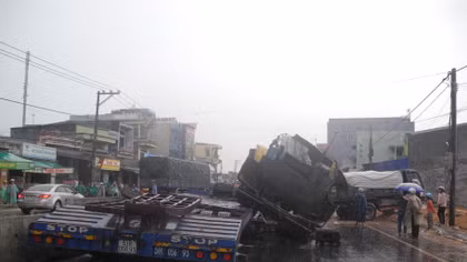 Hai ô tô tông nhau, Quốc lộ 1 ách tắc nhiều giờ