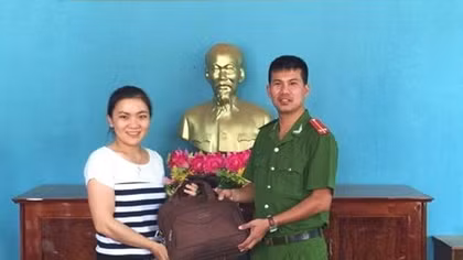 Nhặt được của rơi trả lại người mất