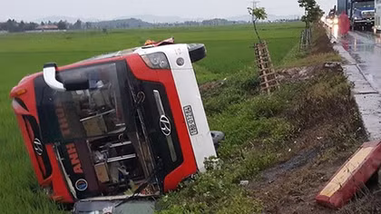 Xe khách giường nằm lật xuống ruộng, bé 3 tuổi tử vong 