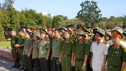 Đoàn cán bộ Công an hưu trí thăm Côn Đảo 