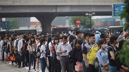 Xếp hàng dài mua vé ở Mỹ Đình, nhiều đồ thì đừng mong lên xe 