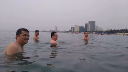 Nhiều lãnh đạo Đà Nẵng “tắm biển” khẳng định biển an toàn 