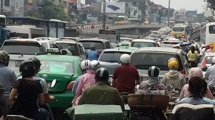 Xe khách nhồi hơn 100 người, đường sắt, hàng không “cháy” vé 