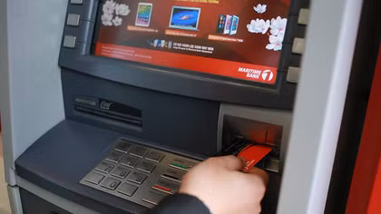 Sử dụng thẻ ATM và nỗi lo ‘hết tiền ngày Tết’