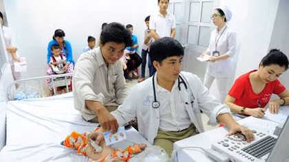 Khám sàng lọc bệnh tim cho trẻ nghèo ở Cà Mau