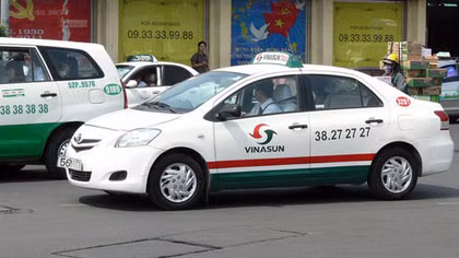 Tài xế taxi mưu trí cùng người dân bắt giữ kẻ cướp