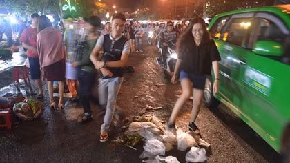 Du khách thải rác, nhếch nhác chợ đêm Đà Lạt