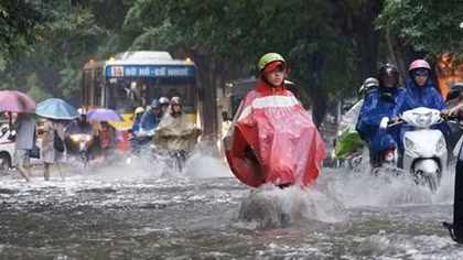 Hà Nội giao thông rối loạn sau mưa lớn