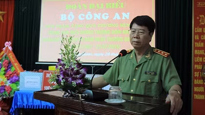 Thứ trưởng Bùi Văn Nam thăm hỏi, tặng quà thương bệnh binh