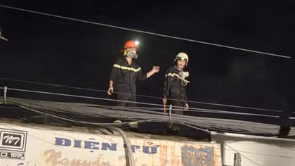 Dỡ mái nhà để chữa cháy cửa hàng điện tử