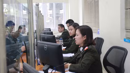 Bài 1: Ngày thường của những nữ sỹ quan xuất nhập cảnh