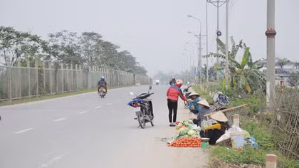 Người dân đùa giỡn với “tử thần” trên Đại lộ Thăng Long