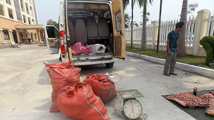 Lại phát hiện thịt thối trên xe khách