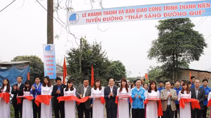 Bàn giao tuyến đường "Thắp sáng đường quê"