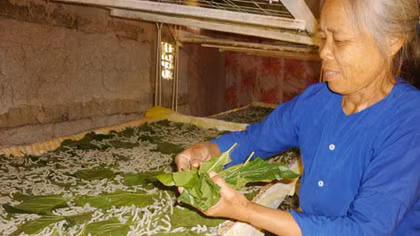 Ngôi làng đổi đời nhờ nghề "ăn cơm đứng"