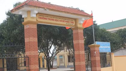 Hiệu trưởng bị tố tát học sinh đến… tè ra quần