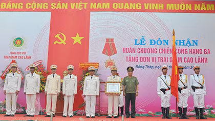 Trại giam Cao Lãnh đón nhận Huân chương Chiến công hạng Ba