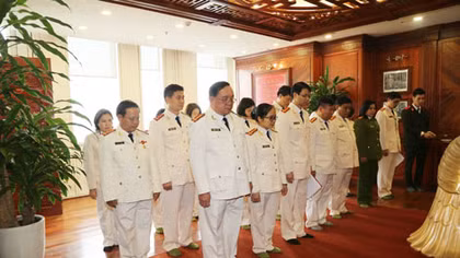 Công đoàn Tổng cục Chính trị CAND dâng hương, báo công dâng Bác
