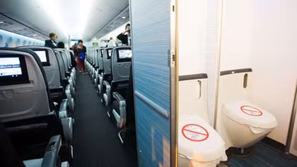 Boeing phát triển phòng vệ sinh trên máy bay tự diệt khuẩn