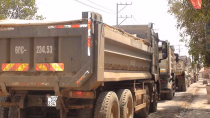 Tự ý đấu nối vào tuyến tránh QL 1, hàng trăm xe ben lại bị chặn đường