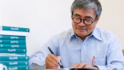 Nhà thơ Nguyễn Duy : " Thời gian đi, xám mặt đỉnh đồng "