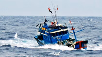 Tàu cá cùng 7 ngư dân gặp nạn