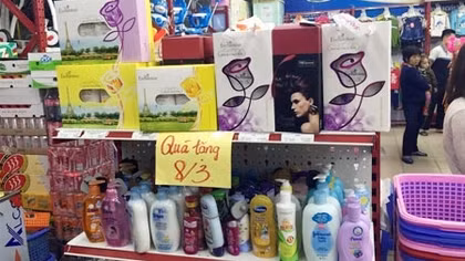 Hoa hồng dát vàng, món quà 'hot' ngày 8-3