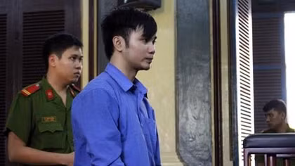 Siết cổ bạn gái vì "dám" đòi xe máy cho mượn trước đó
