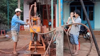 Cấp nước sinh hoạt miễn phí cho bà con vùng biên giới đang gặp hạn