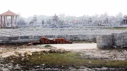 Chính quyền buông lỏng quản lý, dân ào ạt lấn chiếm đất trồng rừng xây “mộ gió”