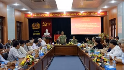 Thứ trưởng Thường trực Đặng Văn Hiếu gặp mặt các thế hệ lãnh đạo, cán bộ Cục Tài chính