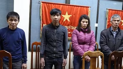 Hai cha con cùng nhau buôn bán súng quân dụng