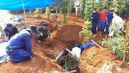 Cất bốc 5 hài cốt liệt sĩ tại Hướng Hóa