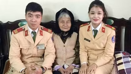 Cảnh sát giao thông giúp cụ bà bị lạc về nhà
