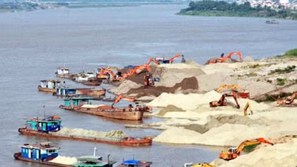 Khai thác cát sỏi vi phạm công trình giao thông đường thủy bị phạt tới 65 triệu đồng