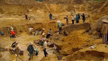Hai bé gái băng rừng trốn khỏi bãi vàng ở Quảng Nam